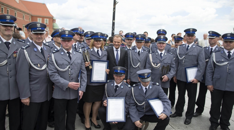 Laureaci konkursu "Policjant, który mi pomógł" 2013 na Placu Zamkowym w Warszawie